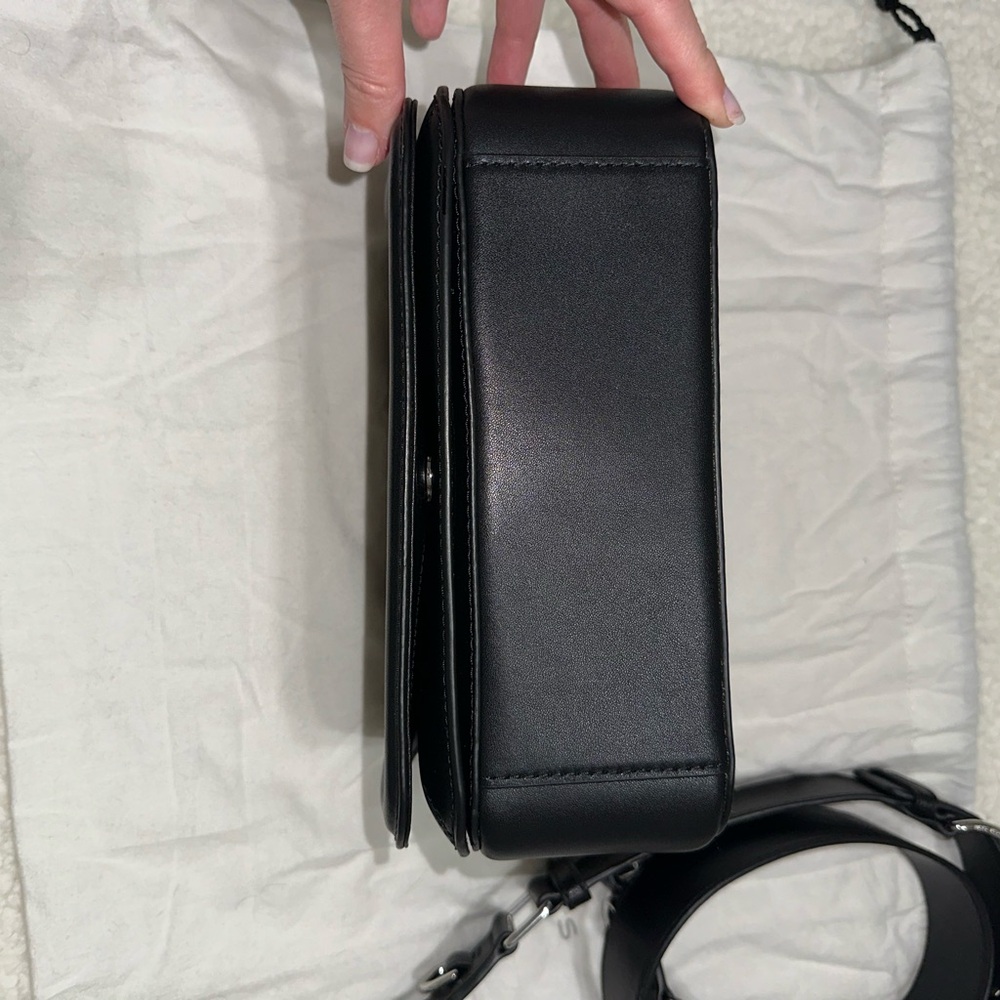 Marc Jacobs Elegant Black Crossbody Bag - Picture 8 of 12